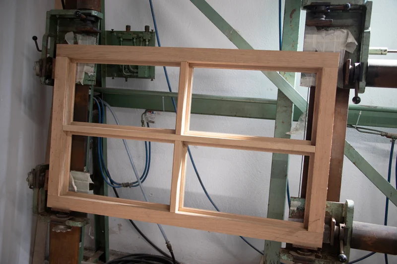 Holzfensterrahmen in der Rahmenpresse