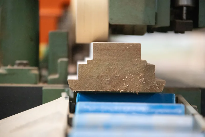 Gefrästes Holzprofil in der Werkstatt