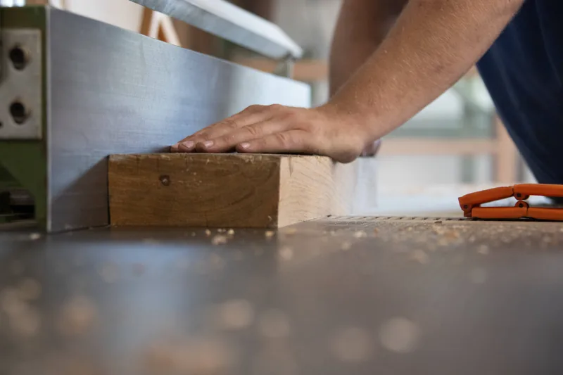 Handarbeit an der Holzbearbeitungsmaschine in der Manufaktur