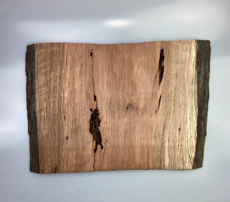 Holzplatte mit markanter Maserung und dunklen natürlichen Strukturen