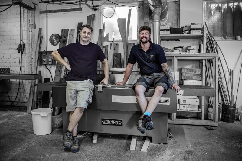 Peter Fritzen und Philipp Kiefer in der Werkstatt