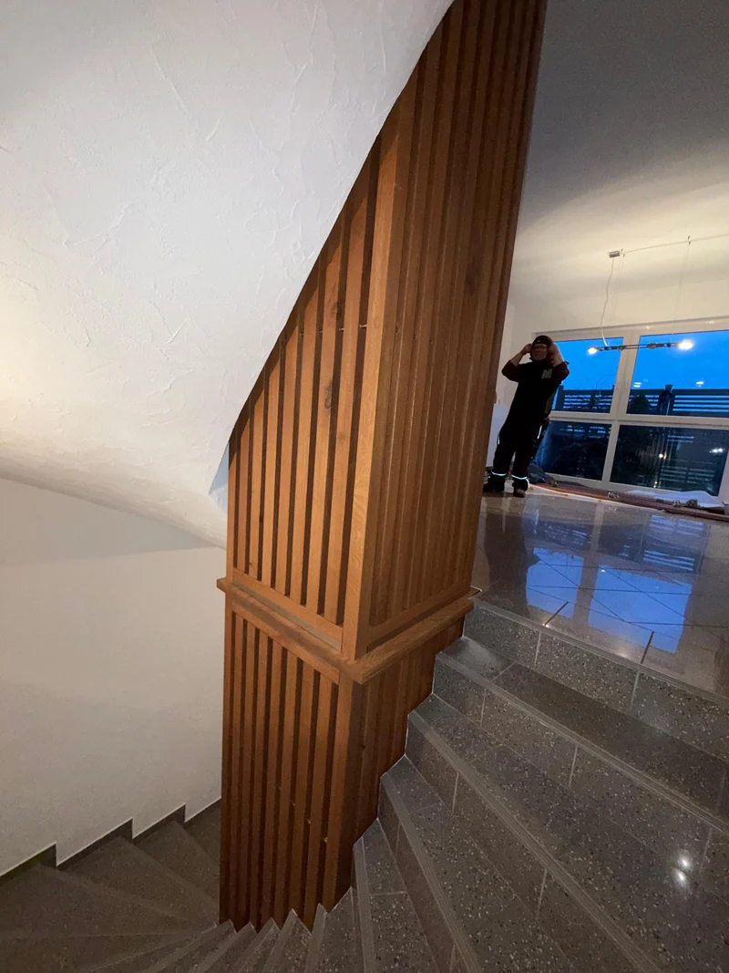 Eichenverkleidung entlang des Treppenverlaufs, von der unteren Treppe aus gesehen