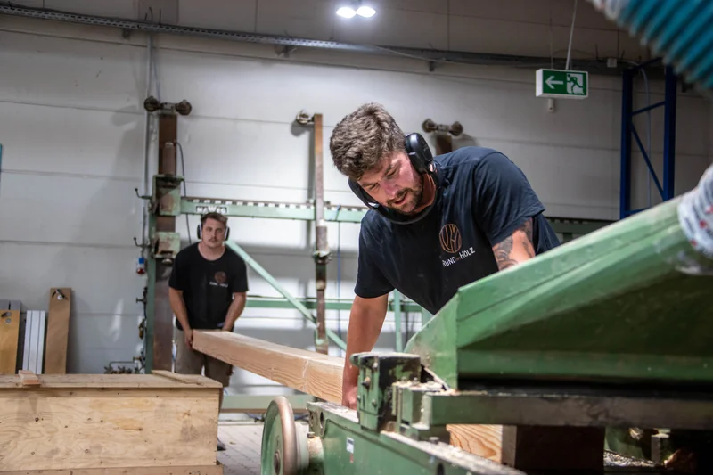 Mitarbeiter von Rund ums Holz bei der gemeinsamen Fertigung